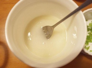 step11: 將檸檬汁及糖粉混合均勻成<span class="group_2">檸檬糖霜</span>~~拌一拌就好囉^^"