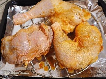 step3: 烤盤上放一個架墊高, 放上雞腿/ <a href="https://bit.ly/2ZxapeY" target="_blank" data-keyword="雞扒" class="guide-link"><strong>雞扒</strong></a> <span style="display:inline-block;vertical-align:middle;margin-top:-3px;color:initial;border-radius:3px;padding:2px 3px;font-size:12px;line-height:14px;background:#87d300;color:#fff;">即買</span> (可令烤焗時油份滴在焗盤上, 令外表保持香脆), 用180度焗30-40分鐘至雞肉熟透變金黃. (醃雞的調味料保留)