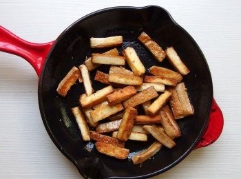 step6: 把豆干(依口感)煎成焦香。