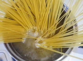 step1: *準備義大利麵。煮一鍋水，滴入少許橄欖油，一匙鹽巴，水滾放麵，煮八九分熟。