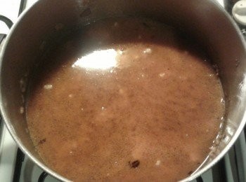 step3: 加入雞湯及所有調味料，拌勻以中火煮滾， 再用小煮8分鐘