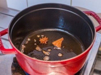 step5: 做滷汁的部份。以中火燒熱鍋子，下少許油、花椒、八角和桂皮，兜炒至油熱後約 1 分鐘。