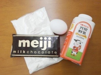 step1: 看~~材料是不是很簡單呢!!鬆餅粉不限牌子啦~~鮮乳則是用纯天然的光泉鮮乳喔^^"