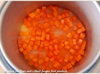 step2: 紅蘿蔔洗淨去皮後，分切成丁狀，與白米一同放入電鍋中蒸煮至熟。