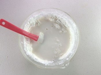 step3: 準備一個耐熱可微波的調裡碗,放入糯米粉及細砂糖和水,攪拌均勻後...放入微波爐加熱共3-4分鐘,過程中每一分鐘都必須取出攪拌一下.....