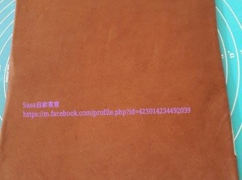 step5: 用刮刀切去不平均的麵皮（留起），此時兩色麵團合因為一體