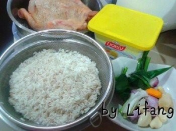 step1: 预备<span class="group_1">食材</span>～先将小葱，黄姜，姜，葱洗净拍扁，斑斓叶，洗净打结，白米洗净沥干备用。