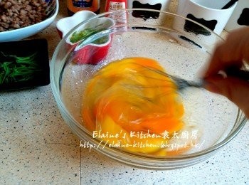 step7: 雞蛋放入大碗內加入<span class="group_2">調味料</span>拌勻成蛋液