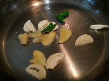 step3: 爆香薑片、蒜片及小辣椒