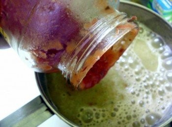 step4: 起鍋下高湯與打成汁的蕃茄湯後加Classico®番茄羅勒口味約5大匙(依個人喜好做調整) 接著再將剩下的蕃茄切丁，加入鍋中一起煮，增加湯的口感 熬煮至滾後即可