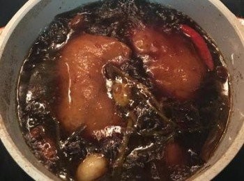 step6: <span class="group_2">滷汁</span>滾了之後，試鹹、甜度做調整，接著用小火續滾20分鐘後將雞腿翻面，再滾個10分鐘即可。