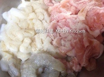 step2: 蝦仁洗淨剝殻、去腸泥洗淨、豬肉切薄片。
蝦仁、魷魚、豬肉一起放入盆內加入鹽、胡椒粉、太白粉、攪拌備用