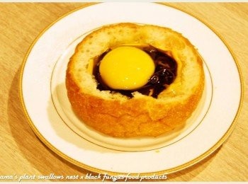 step4: 打入一顆雞蛋，並使蛋黃儘量置中在麵包的正中間。