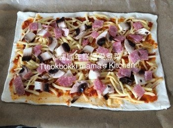 step4: 將Salami和蘑菇切粒然後放在Pizza上，