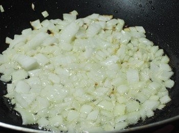step1: 鍋子熱後，下三大匙油，將洋蔥丁入鍋爆香