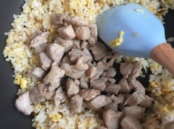 step4: 然後加入雞肉粒，炒兩至三分鐘，再落鹽、糖、胡椒粉作調味,撒上蔥粒,即可上碟。