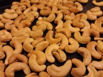 step2: 預熱焗爐後用180度焗15分鐘,攞出巳燶的腰果,同時反一反腰果轉130度焗15分鐘備用。用另一隻焗盆鋪上牛油紙備用。