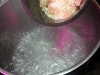 step1: 將1250ml清水煮滾,放入114g冰糖煮溶(冰糖可因應個人喜愛加多或減少)