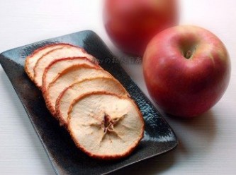step3: 57度c的低溫風乾讓蘋果乾保留了豐富的膳食纖維及礦物元素,可幫助身體腸胃的新陳代謝。天然無添加的水果乾適合喜歡吃零食又怕胖的朋友,做蛋糕及麵包時添加少許的水果乾更能增添風味喔!  57度c的低溫風乾讓蘋果乾保留了豐富的膳食纖維及礦物元素,可幫助身體腸胃的新陳代謝。天然無添加的水果乾適合喜歡吃零食又怕胖的朋友,做蛋糕及麵包時添加少許的水果乾更能增添風味喔!