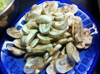 step1: 磨菇洗淨切片，西芹及洋蔥洗淨切粒備用。