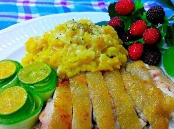 step5: 雞腿排切好裝盤~食用前再加上起司絲和義大利香料~OK上桌囉~