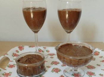 step5: 將慕斯倒入甜點杯內，然後放入雪櫃約一個小時