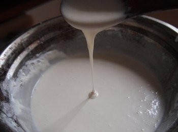 step1: 糯米粉、生粉、糖過篩，加入牛奶、椰漿和油拌勻至沒有顆粒