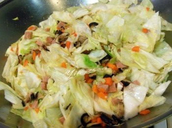 step4: 素火腿切丁下鍋煎香盛起備用 鍋內放油將香菇.薑泥爆香.下紅蘿蔔炒5分熟.下高麗菜炒5分熟加入鹽.胡椒粉及香油拌入炒香的素火腿切丁