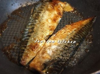 step3: 完成即可上碟，洒上少許木魚碎。煎鯖魚不要太久，前後一定不要超過4分鐘，因鯖魚本來肉質已屬結實類，稍一過火，肉會變硬影響口感。