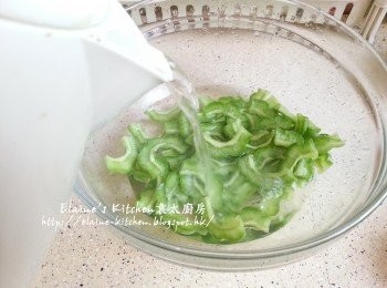 step2: 用水沖洗苦瓜後放入大碗 , 加入熱水浸3分鐘渣乾水份