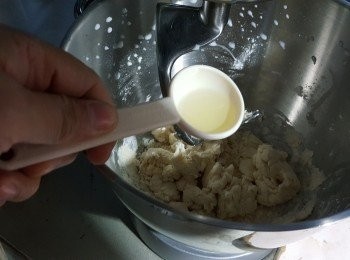 step4: 再加入半湯匙煮食油搓粉糰搓至光滑軟身(中式包不用搓到有筋膜)(因每隻麵粉受水不同,如所有水份已加入亦不能搓至軟身就需要加少許水,相反如太軟身難控制就加少許底粉)
