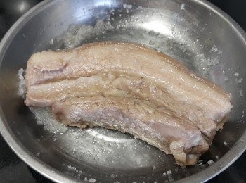 step1: 將煲完湯的五花腩取出，在還有熱度，先用鹽塗抹腩肉醃1小時