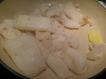step3: 用少少油爆香薑片後下竹笙略炒。