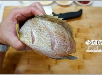 step1: 先用刀在魚身兩側斜口畫大刀，一邊約三刀。