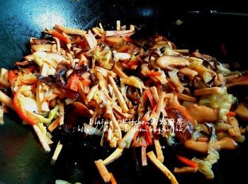 step12: 加入冬菇水及<span class="group_2">調味料</span>拌勻 , 蓋上蓋用中火煮5分鐘至汁料收乾