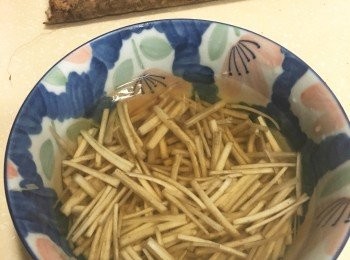 step1: 先把牛蒡切絲，約3cm長，泡在水中防止變色