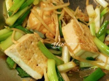 step1: 蔥切段蔥白和蔥青分開.薑和辣椒切絲. 熱鍋入油輕輕放入切片傳統板豆腐監製2面微焦盛起備用. 再次熱鍋入油放入切段蔥白小火爆香.淋上純釀造清醬油嗆鍋. 加適量水(不要太多)和<span class="group_2">調味料</span>.試試鹹度是否剛好. 加入煎好的豆腐蓋上鍋蓋燜煮一下下入味. 再加入薑絲和蔥青煮幾秒起鍋.放上辣椒絲裝飾.