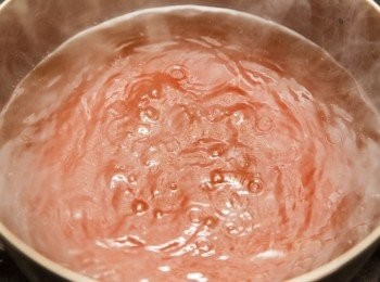 step3: 將高湯的湯料置於鍋中，並且將<span class="group_1">食材</span>煮勻。