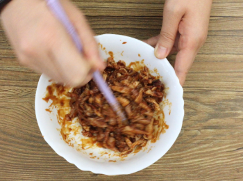 step2: 與火鴨絲均勻，備用。