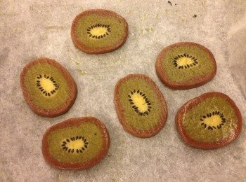 step14: 然後在中間黃色邊部份放上適量黑芝麻作奇異果的核。