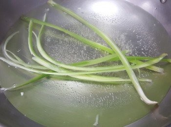 step4: 將西芹搣出1條,再剪出7條,用烚椰菜方式一樣,先烚3分鐘再浸凍水(浸完凍水用較剪將西芹剪成再幼條才容易綁)