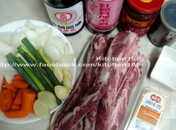 step1: 備好所有<span class="group_1">食材</span>。牛肋條(牛腩)洗淨並切成適口大小。白蘿蔔和紅蘿蔔削皮後切滾刀。洋蔥切大丁，青蔥切段，蒜頭拍碎(切片亦可)。