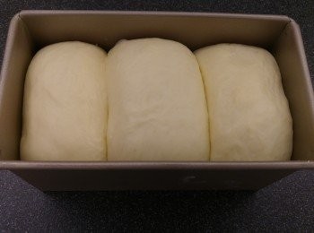 step2: 將麵粉放入焗盆再次發酵,發酵到達8成時加熱焗爐170度。