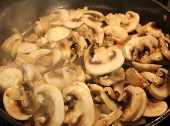 step2: 蘑菇切片，加入鍋中跟洋蔥一起炒至熟軟