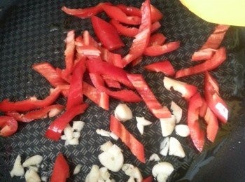 step6: 用1湯匙油起鑊,先爆香蒜蓉及紅椒