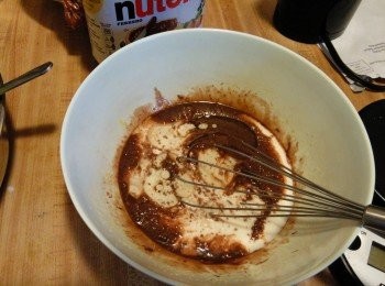 step2: 加入1湯匙nutella醬拌匀后，再加入牛奶和菜油拌匀。