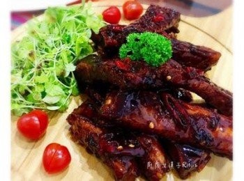 step7: 旁邊放上生菜和小蕃茄當配菜，擺上巴西里葉即可。