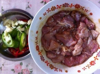 step1: 首先把剁好的雞肉加入所以調味料，攪拌均勻靜置5分鐘。