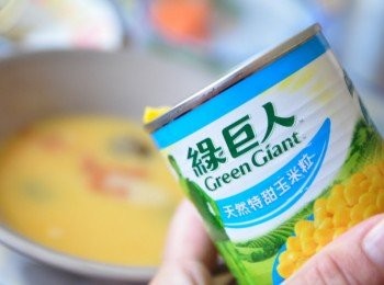 step5: 綠巨人嚴格挑選種子，於甜度、口感最佳狀態採收、裝罐、封存，呈現天然特甜玉米粒脆甜飽滿，每一口都易滿金黃玉米的濃郁香甜，讓我們幸福的享受!