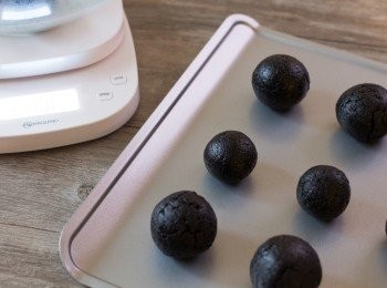 step6: 分成一份一份再用手搓成圓球狀，放入雪櫃（冰凍室Freezer）15 分鐘至Oreo球變得稍為硬身（不用結冰）。